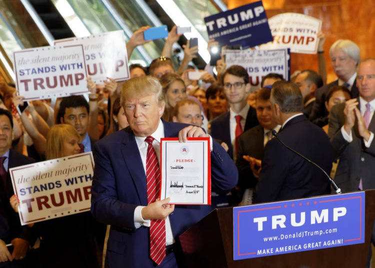 Donald_Trump_Signs_The_Pledge_25